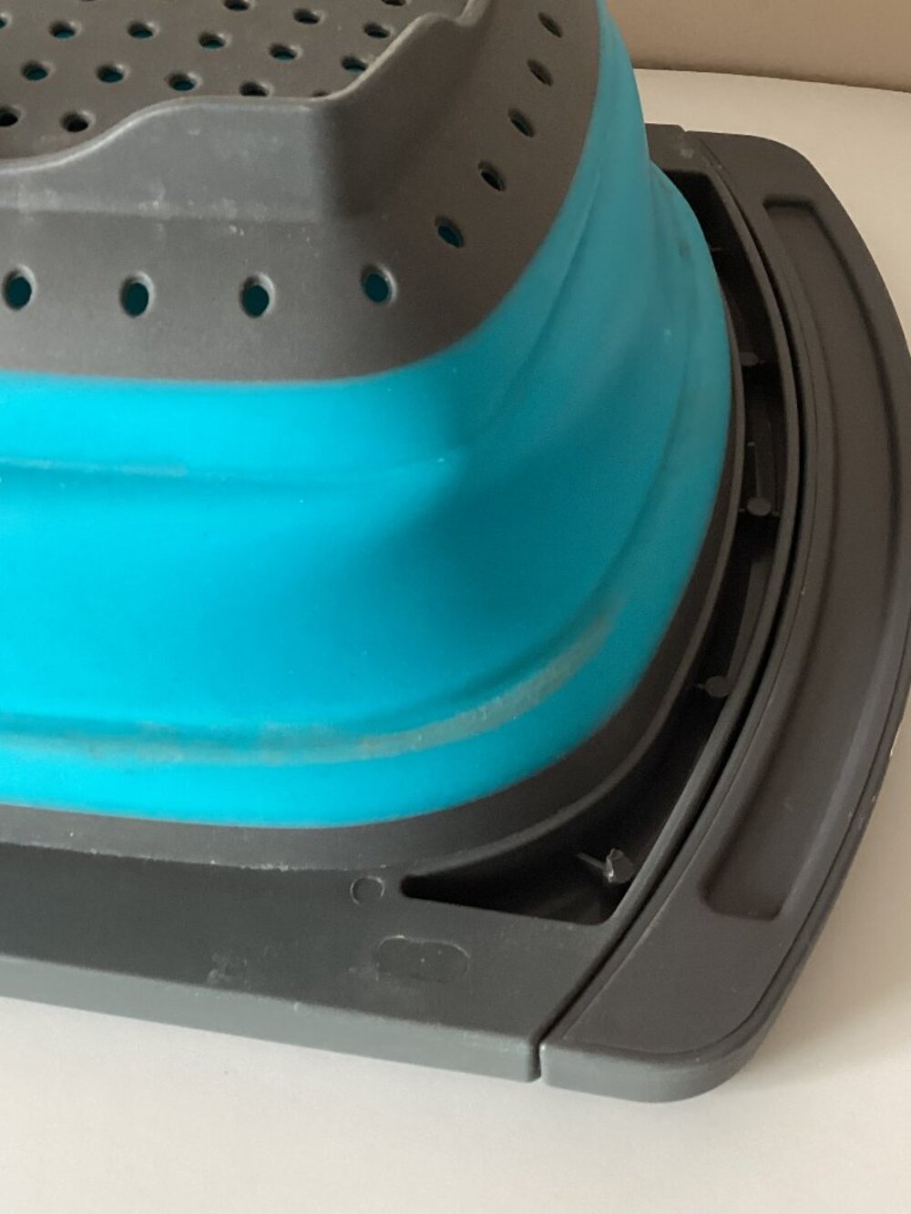 Expandable Collapsible Silicone Kitchen Colander Strainer Rests Over The Sink - Picture 9 of 9